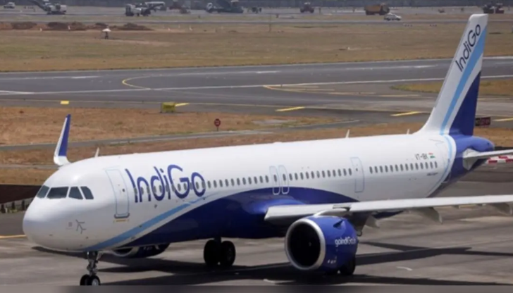 A news graphic showing an IndiGo aircraft on the airport runway with Punjabi headlines reporting the cancellation of 200 flights and soaring airfares up to ₹43,000 on major routes like Delhi–Bengaluru.